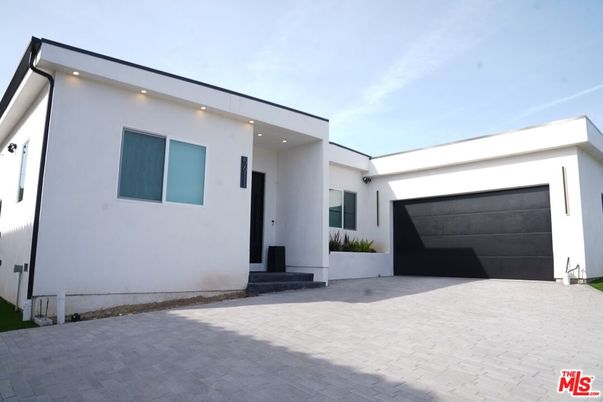 Attached, Exterior, Facade, Modern