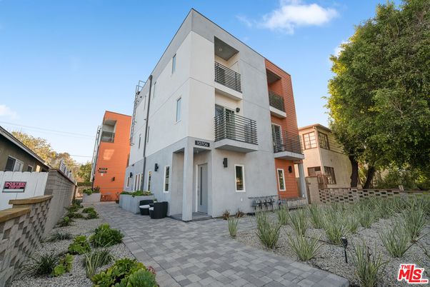 Exterior, Facade, Modern