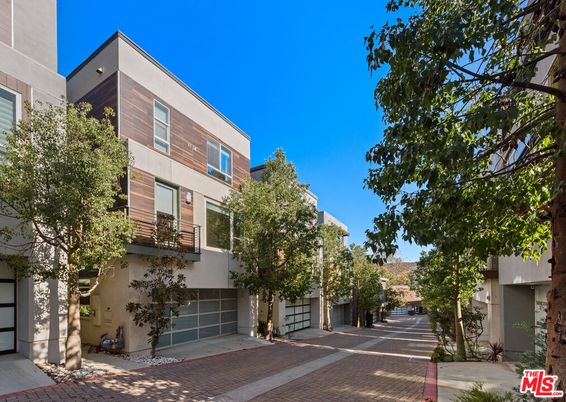 Attached, Exterior, Facade, Modern