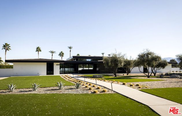 Attached, Backyard, Exterior, Facade, Modern