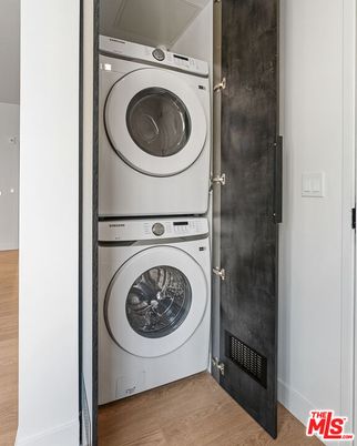 Interior, Utility Closets, Washer, Wood Texture Flooring