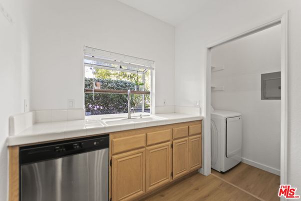 Interior, Washer, Wood Texture Flooring