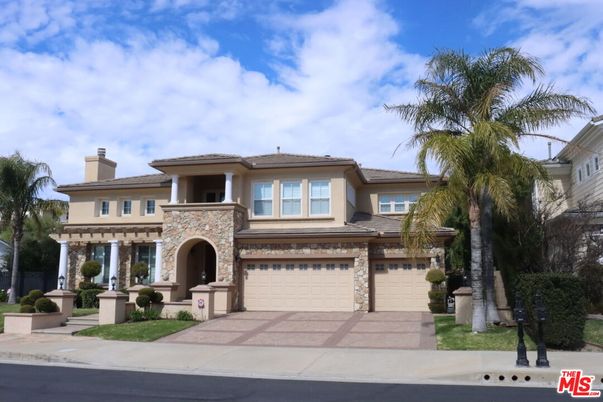Attached, Exterior, Facade, Mediterranean