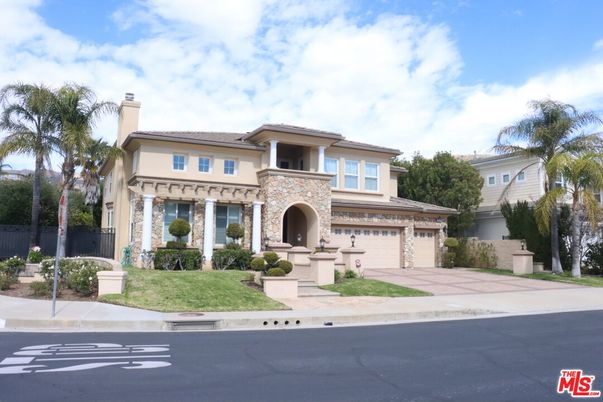 Attached, Exterior, Facade, Mediterranean