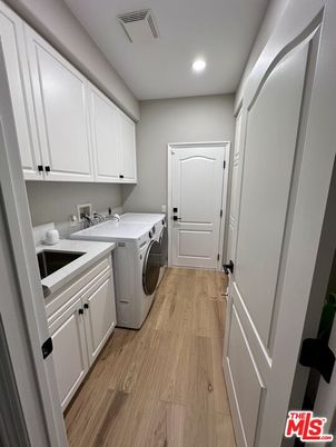 Interior, Recessed Lighting, Washer, Wood Texture Flooring