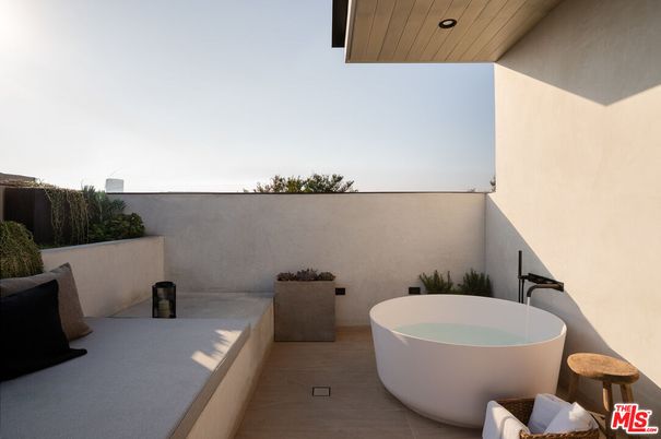 Bathroom, Exterior, Free Standing Baths