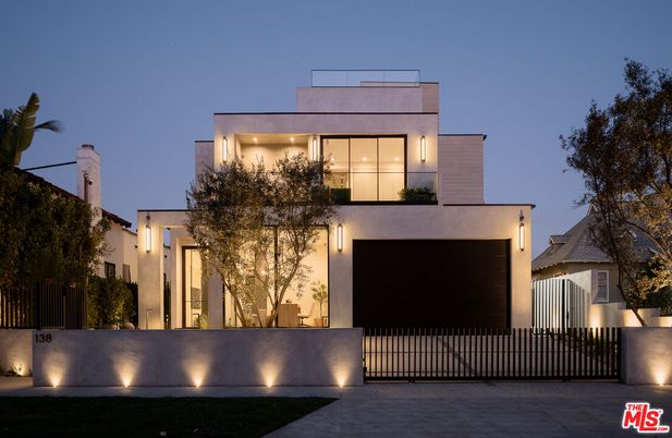Attached, Exterior, Facade, Modern