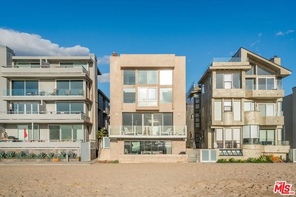 Exterior, Facade, Modern