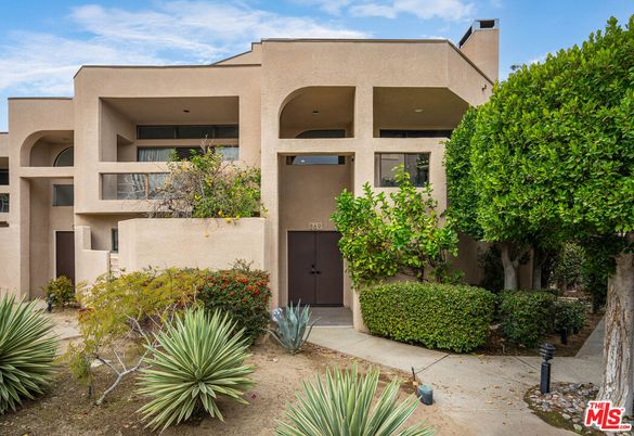 Exterior, Facade, Modern
