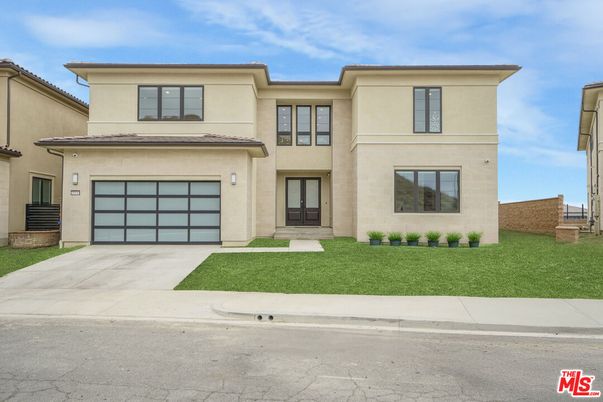 Attached, Exterior, Facade, Modern