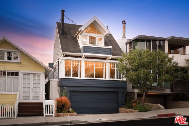 Attached, Exterior, Facade, American Craftsman