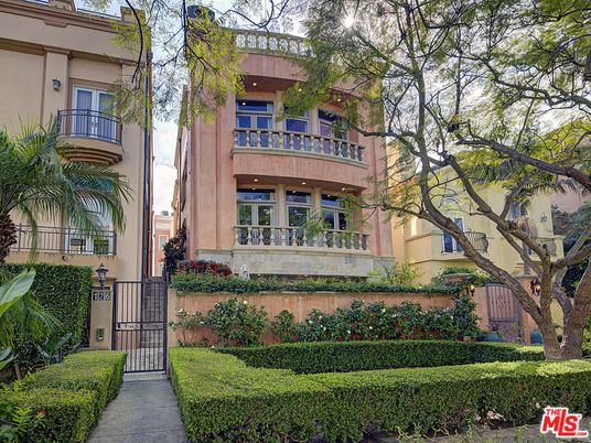 Exterior, Facade, Brownstone