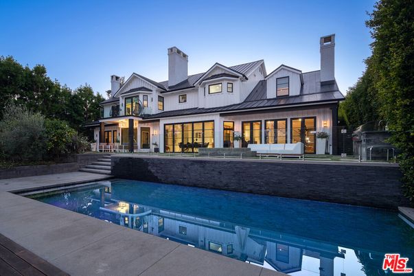 Exterior, Facade, Pool, Farmhouse