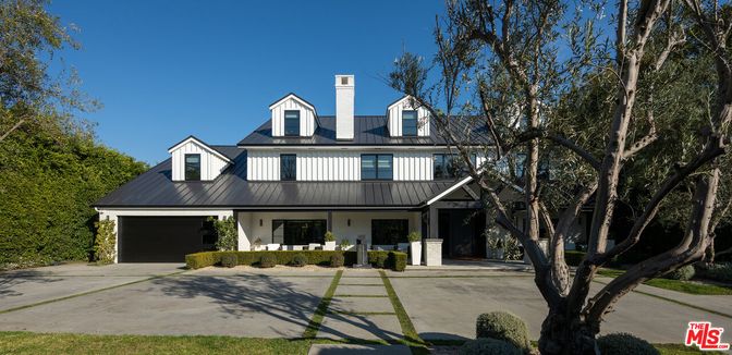 Attached, Exterior, Facade, Farmhouse