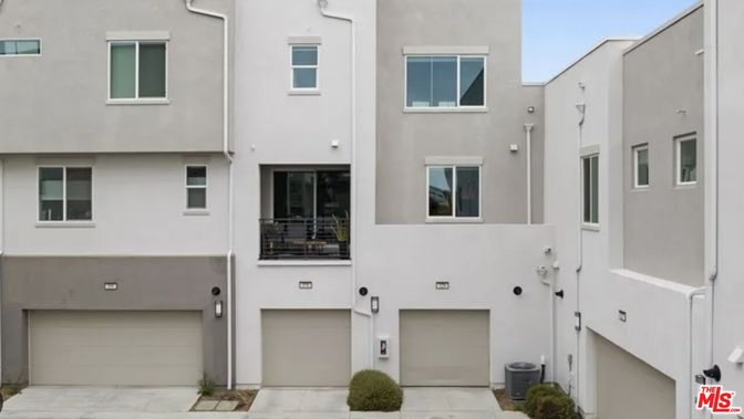 Attached, Exterior, Facade, Rowhouse