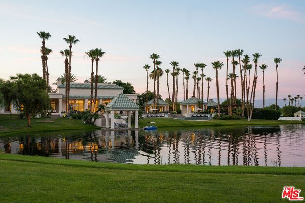 Exterior, Lake