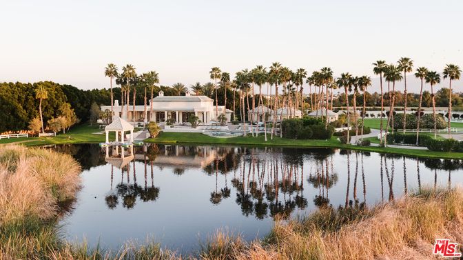 Exterior, Lake