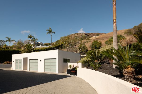 Attached, Exterior, Facade, Modern