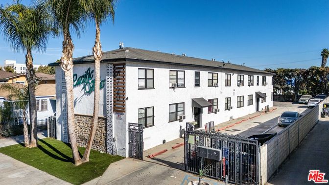 Exterior, Facade, Condo Building
