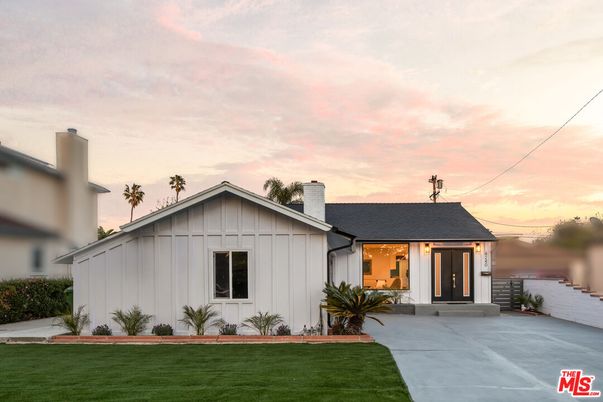 Backyard, Exterior, Facade, Farmhouse