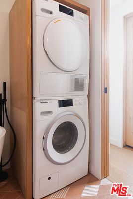 Interior, Utility Closets, Washer, Wood Texture Flooring