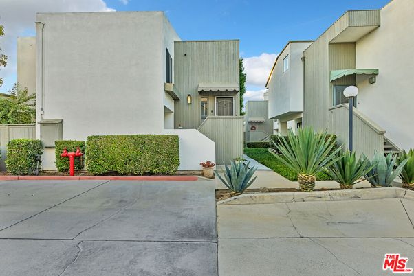 Exterior, Facade, Modern