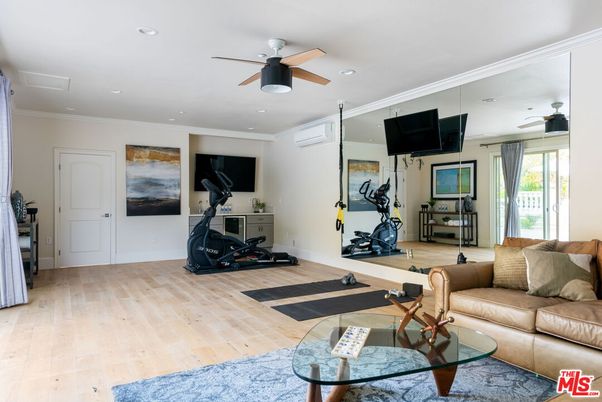 Fitness Equipment, Interior, Living room, Recessed Lighting, Wood Texture Flooring