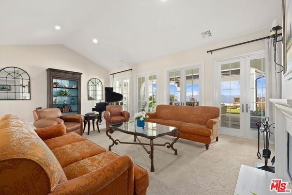 Fireplace, Interior, Living room, Piano, Recessed Lighting