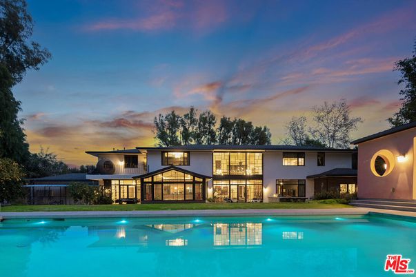 Exterior, Facade, Pool, Modern