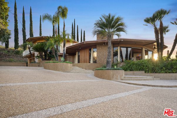 Backyard, Exterior, Facade, Modern