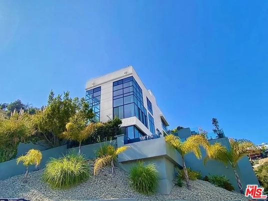 Exterior, Facade, Modern