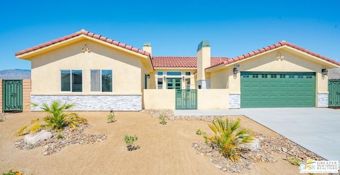 Attached, Exterior, Facade, Mediterranean