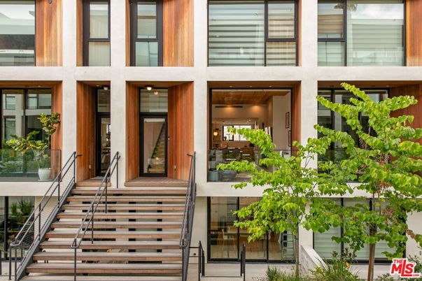 Exterior, Facade, Modern