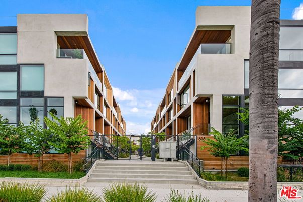 Exterior, Facade, Modern