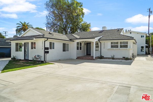 Backyard, Exterior, Facade, Ranch