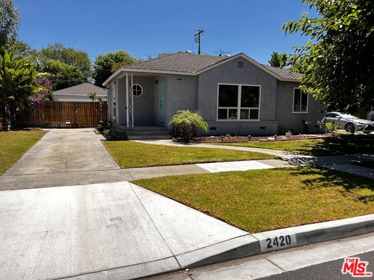 Exterior, Facade, Ranch