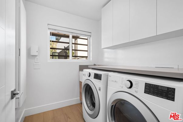 Interior, Washer, Wood Texture Flooring