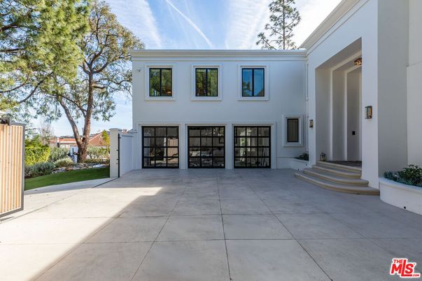 Attached, Exterior, Facade, Modern