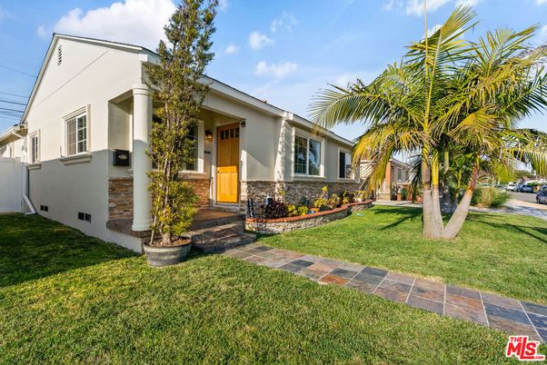 Backyard, Exterior, Facade, Modern