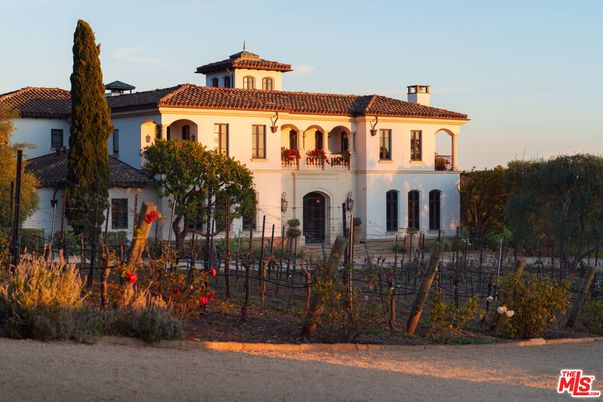 Exterior, Facade, Mediterranean
