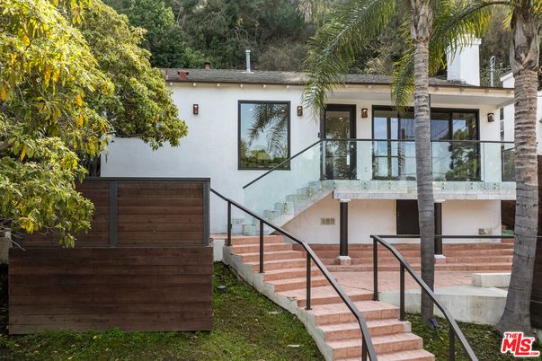 Exterior, Facade, Modern