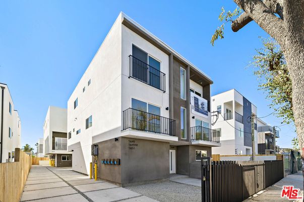 Exterior, Facade, Modern
