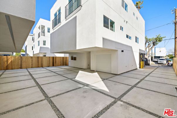 Attached, Exterior, Facade, Modern