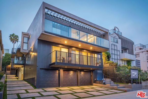 Exterior, Facade, Modern