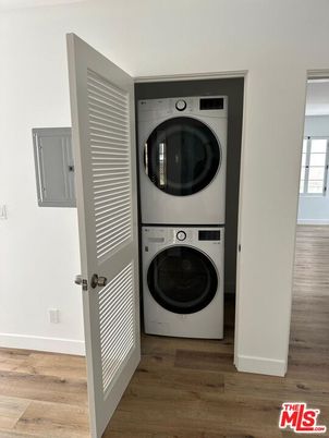 Interior, Utility Closets, Washer, Wood Texture Flooring