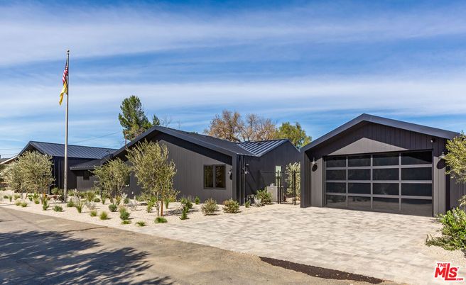Attached, Exterior, Facade, Modern
