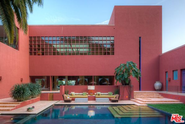 Exterior, Facade, Pool, Modern