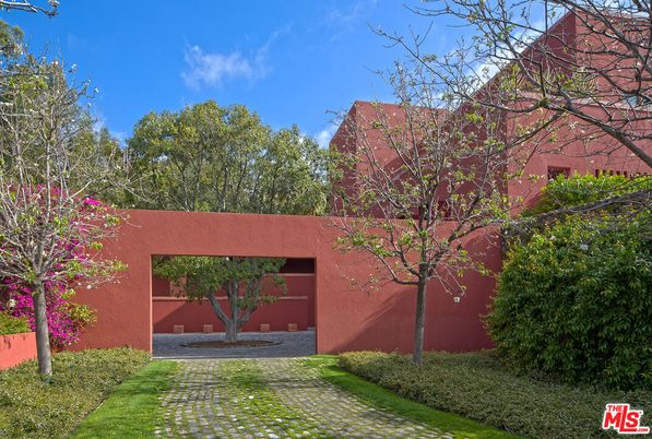 Attached, Exterior, Facade, None