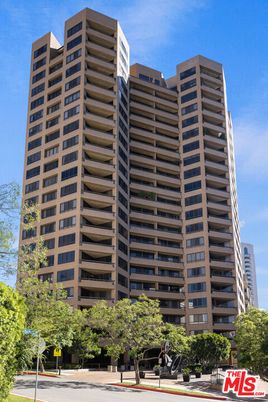 Exterior, Facade, Condo Building