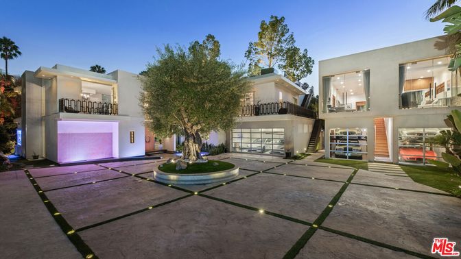 Exterior, Facade, Modern